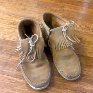 Minnetonka tie ankle booties sz 6